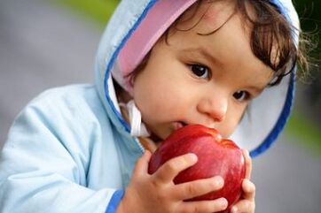 Comer froitas sen lavar é unha causa de infección parasitaria