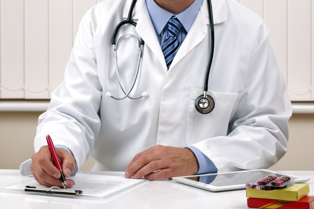 O médico prescribe un tratamento contra os vermes