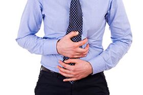 A dor abdominal nun home é unha razón para pensar na presenza de parasitos no corpo