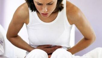 Muller con dor de estómago causada por parasitos