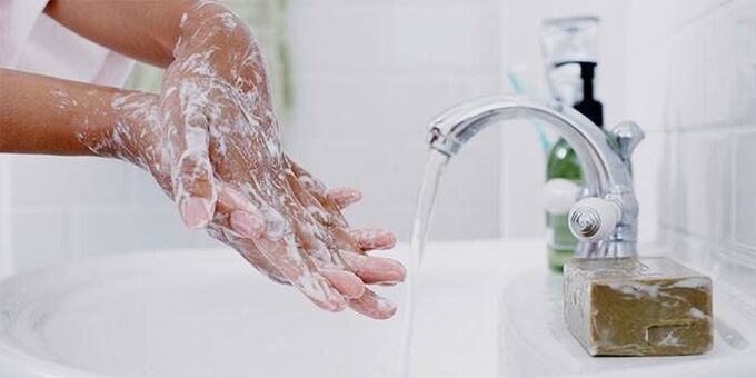 Lavar as mans con xabón para evitar vermes